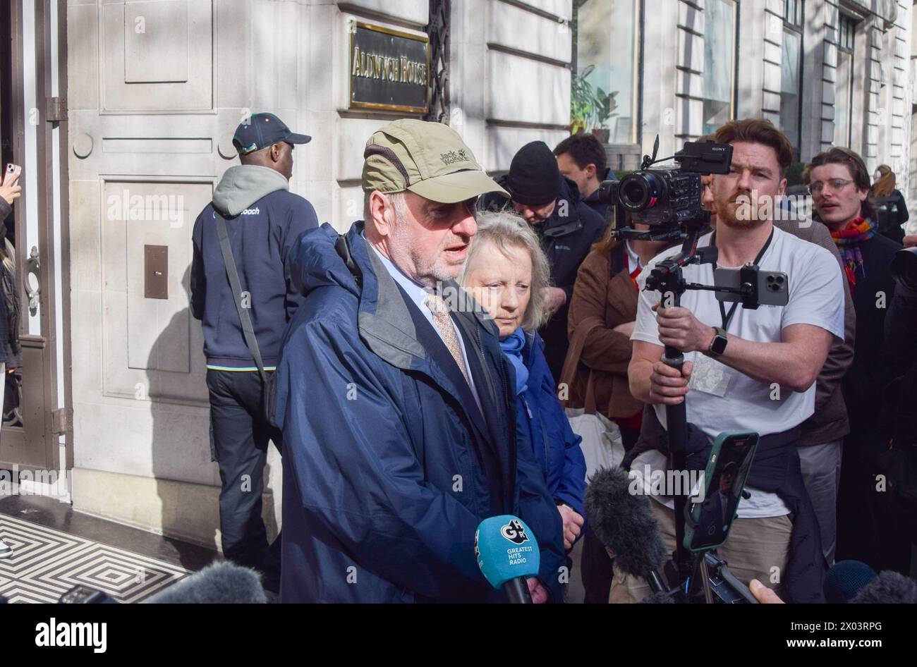 Londra, Regno Unito. 9 aprile 2024. L'ex vice-direttore Alan Bates rilascia una dichiarazione fuori da Aldwych House mentre continua l'inchiesta Post Office Horizon. Crediti: Vuk Valcic/Alamy Live News Foto Stock