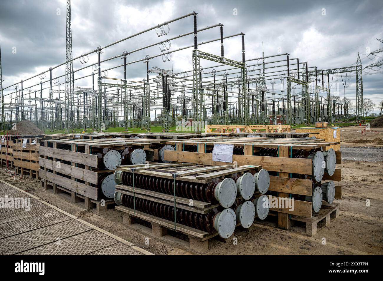 Wiefelstede, Germania. 09 aprile 2024. Sottostazione Conneforde. Il ministro dell'ambiente della bassa Sassonia Meyer esamina i progressi dell'espansione della rete elettrica nella bassa Sassonia e visita un sito di costruzione di piloni per il progetto di transizione energetica, che mira ad aumentare la capacità di trasmissione nella bassa Sassonia nord-occidentale. Credito: Sina Schuldt/dpa/Alamy Live News Foto Stock