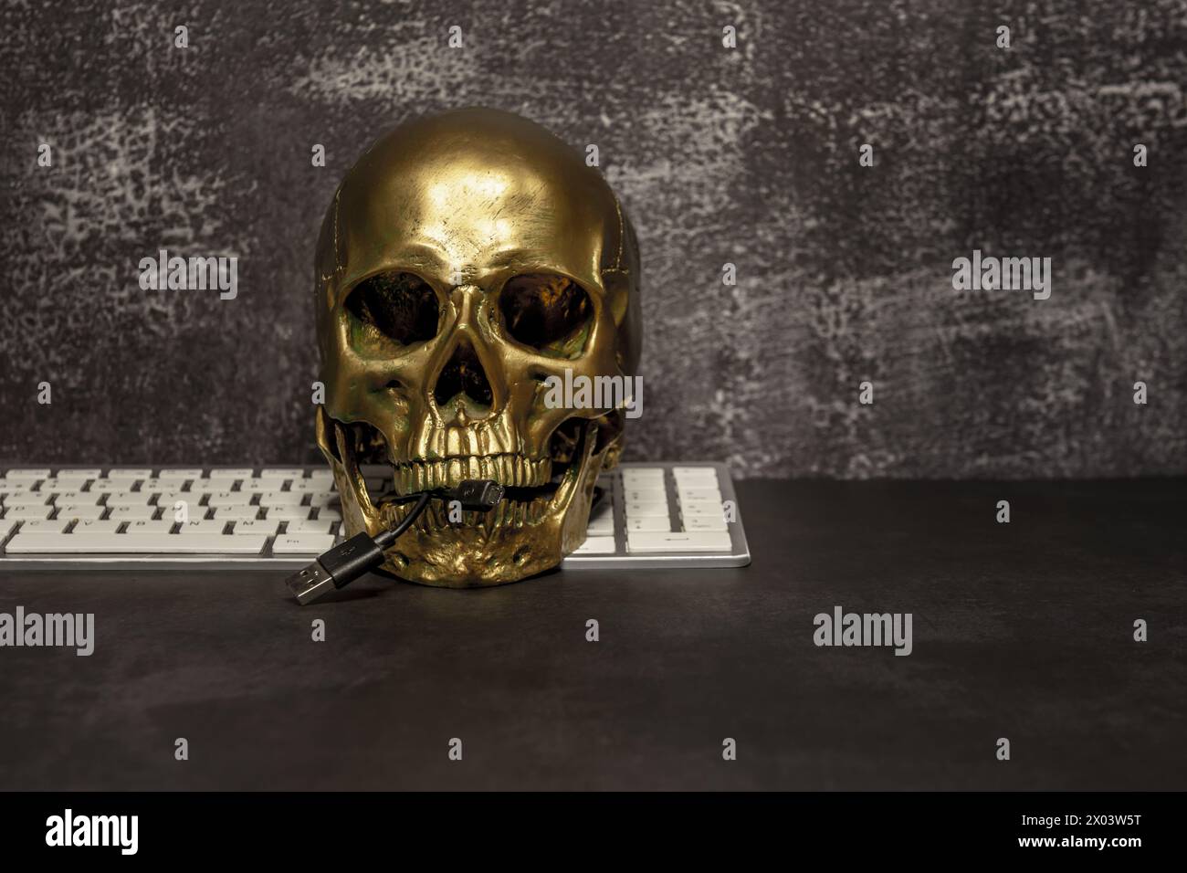 Una natura morta con un cranio dorato desideroso di mangiare informatica Foto Stock