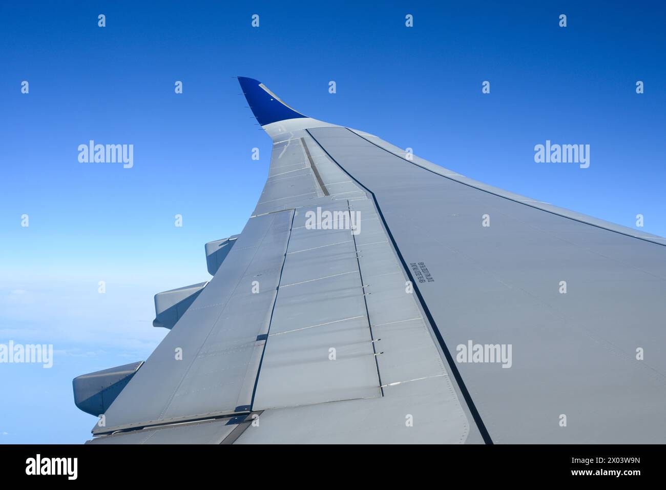 Groenlandia - 5 marzo 2024; Wing di Airbus A330-900 operato da Delta Airlines ad alta quota Foto Stock