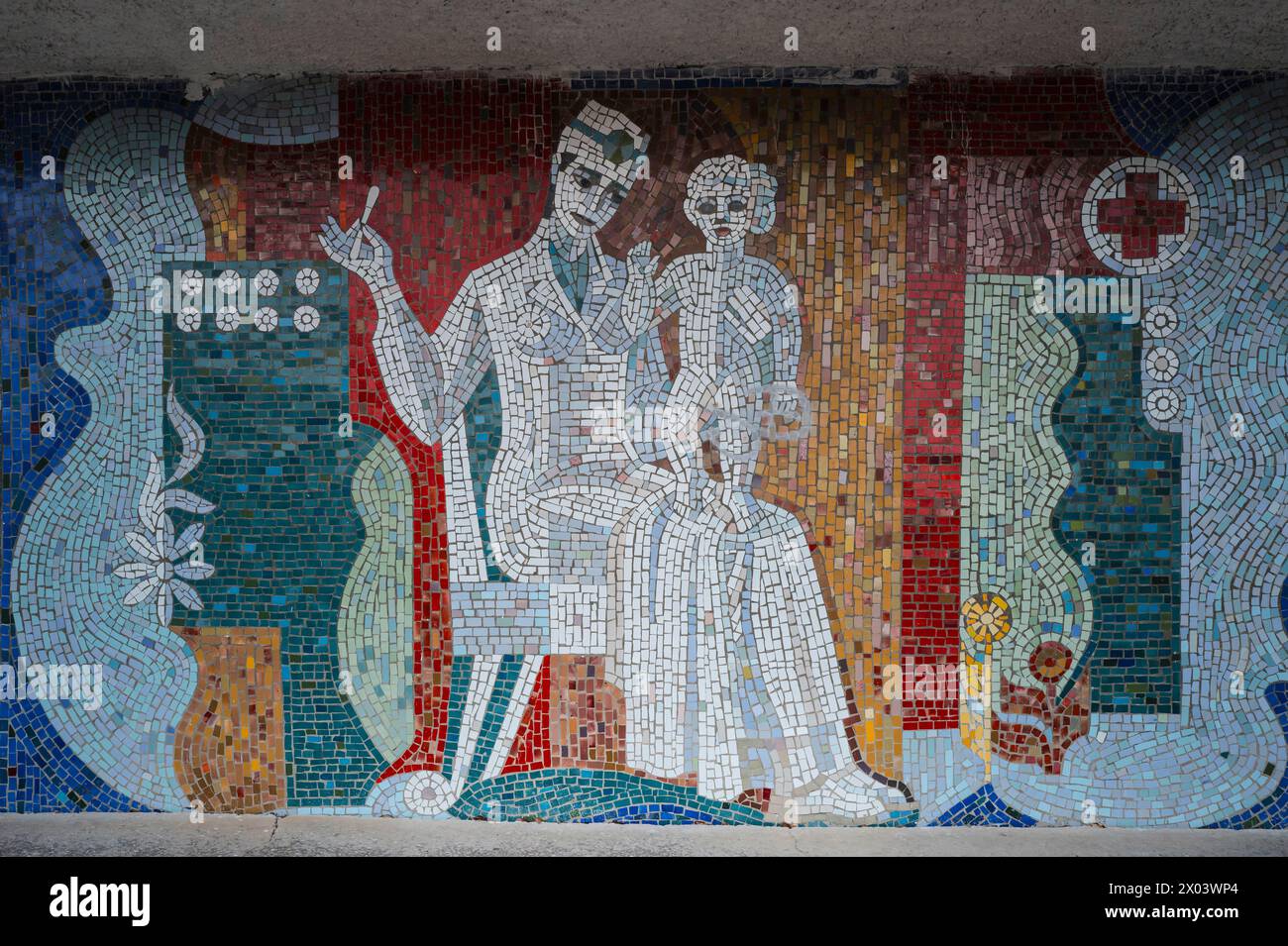 Mosaico sulla facciata di un centro benessere in un quartiere della capitale. Chisinau, Moldavia, 03-05-2024. Patricia Huchot-Boissier / Collectif DyF Foto Stock