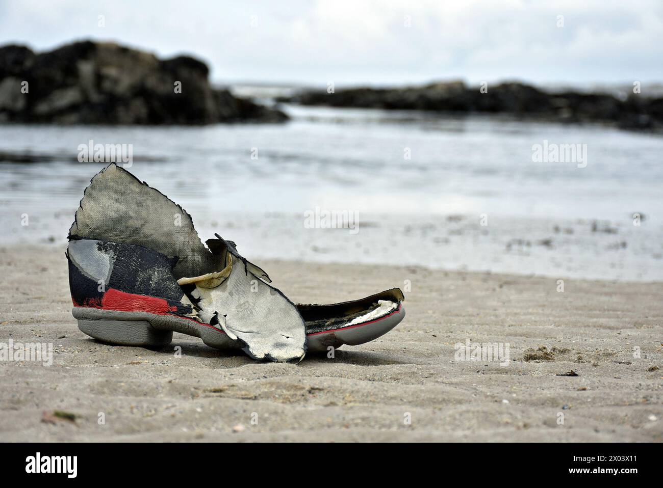 Vecchio stivale rifinito sulla riva del mare nella contea di Donegal, Irlanda. Foto Stock