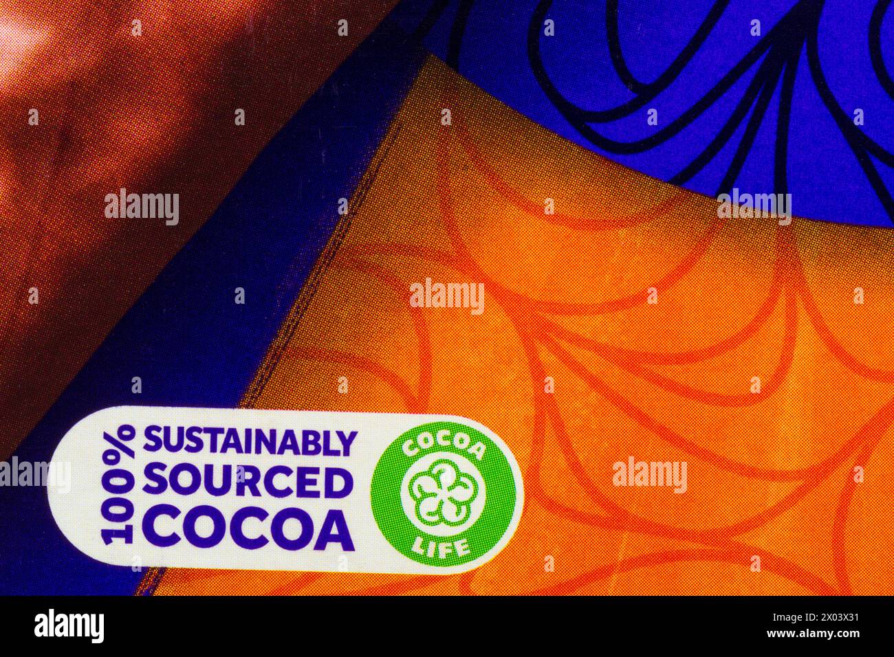 Cacao 100% di provenienza sostenibile, simbolo della vita al cacao sulla scatola dell'uovo di Pasqua arancione Cadbury Twirl Foto Stock