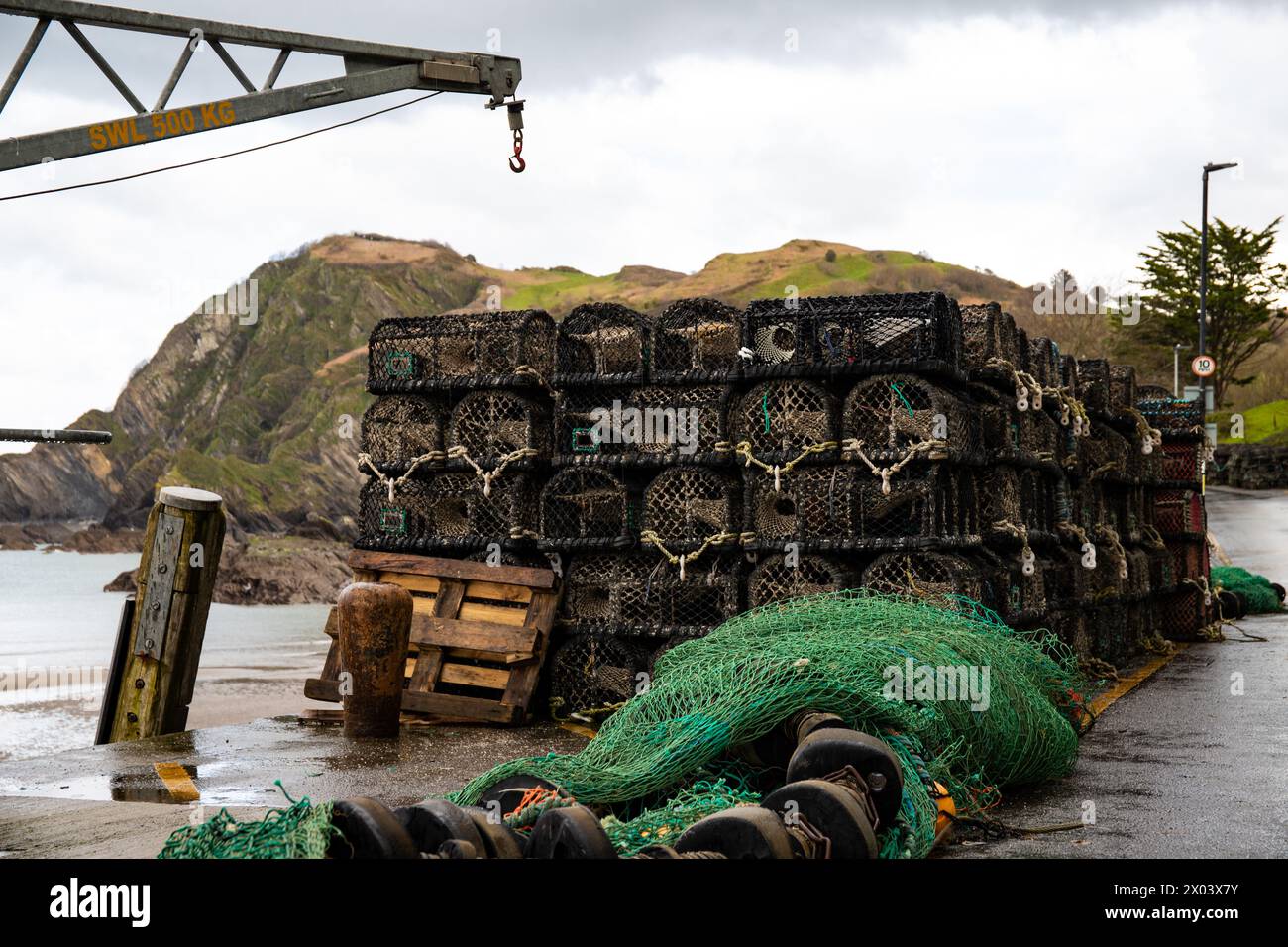 Gabbie di granchio e reti del villaggio dei pescatori lasciate dalle rive dell'Ilfracombe in Inghilterra Foto Stock