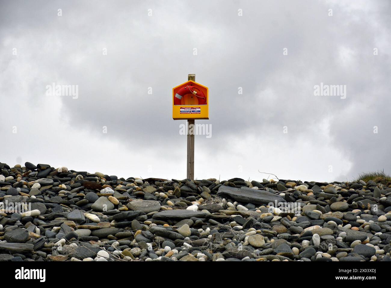 Boa circolare su una spiaggia nella contea di Donegal, Irlanda. Foto Stock
