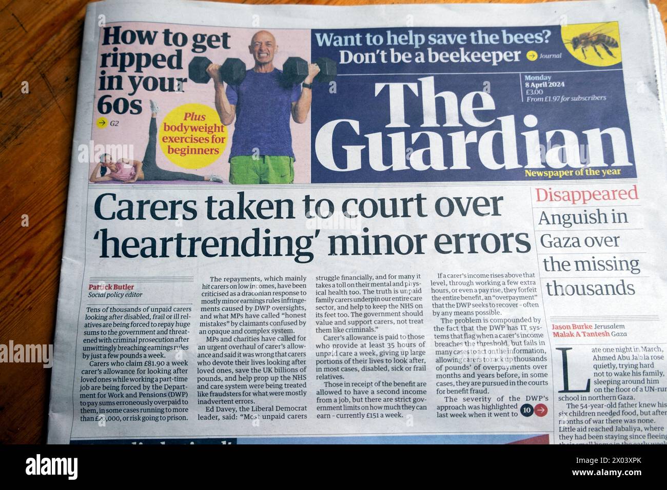"Carers taken to Court for 'heartrending' minor errors" (i carcerieri sono stati portati in tribunale per "errori minori clamorosi") titolo del quotidiano Guardian 8 aprile 2024 Londra Inghilterra Regno Unito Foto Stock