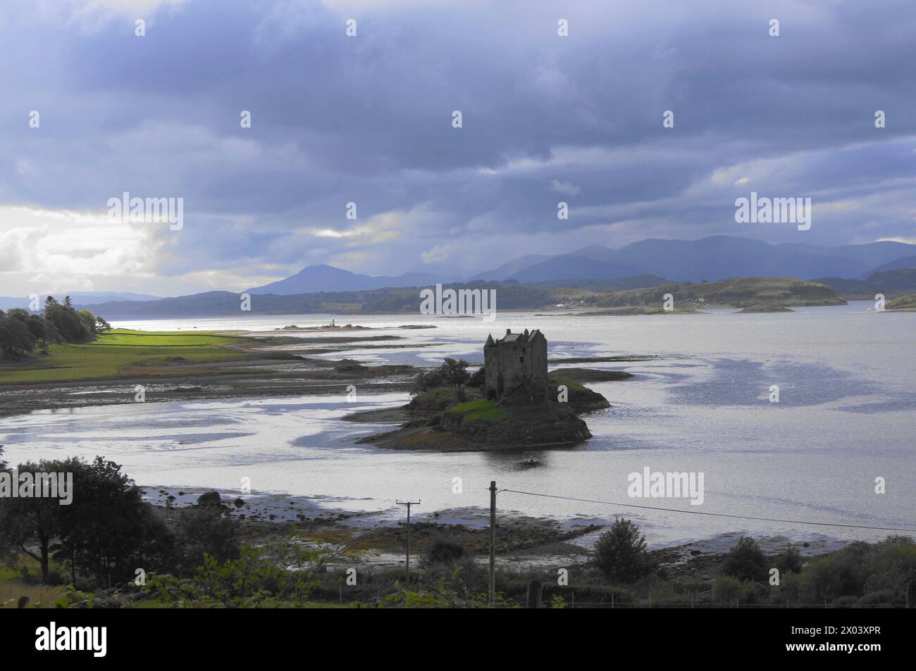 Castle Stalker su un isolotto sul Loch Laich che è un'insenatura al largo di Loch Linnhe ad Argyll, Scozia, Regno Unito Foto Stock