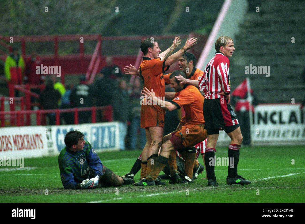 Sheffield United contro Wolverhampton Wanderers a Bramhall Lane 22/4/95 3-3 David Kelly festeggia con Don Goodman e Steve Bull. Foto Stock