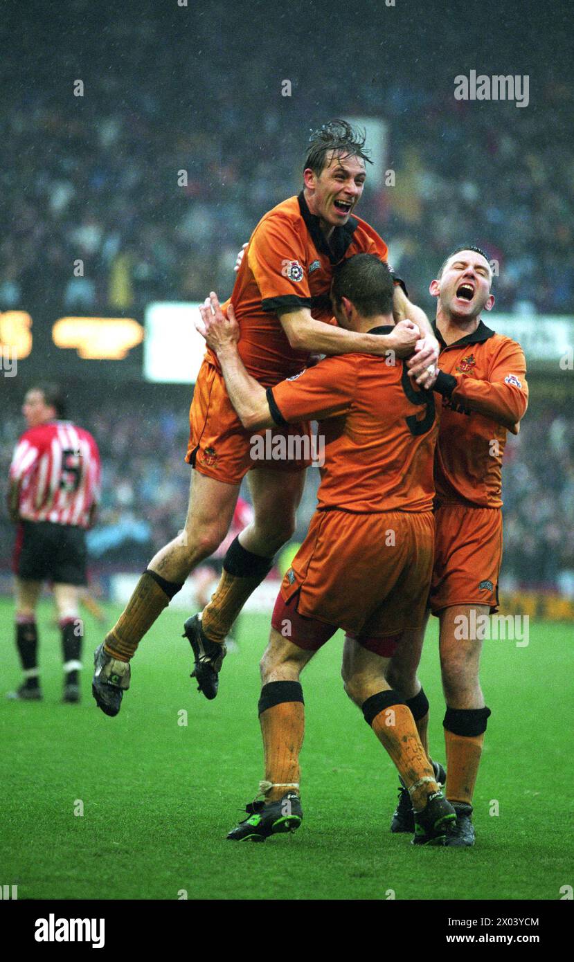 Sheffield United contro Wolverhampton Wanderers a Bramhall Lane 22/4/95 3-3 David Kelly festeggia con Steve Bull e Robbie Dennison. Foto Stock