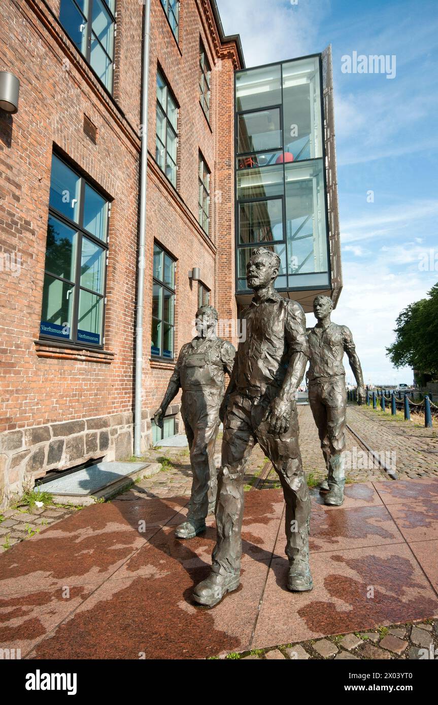 Il gruppo di scultura "i lavoratori dei cantieri navali" (dell'artista Hans Pauli Olsen nel 2014) di fronte al Museo dei cantieri navali di Helsingor, Danimarca Foto Stock