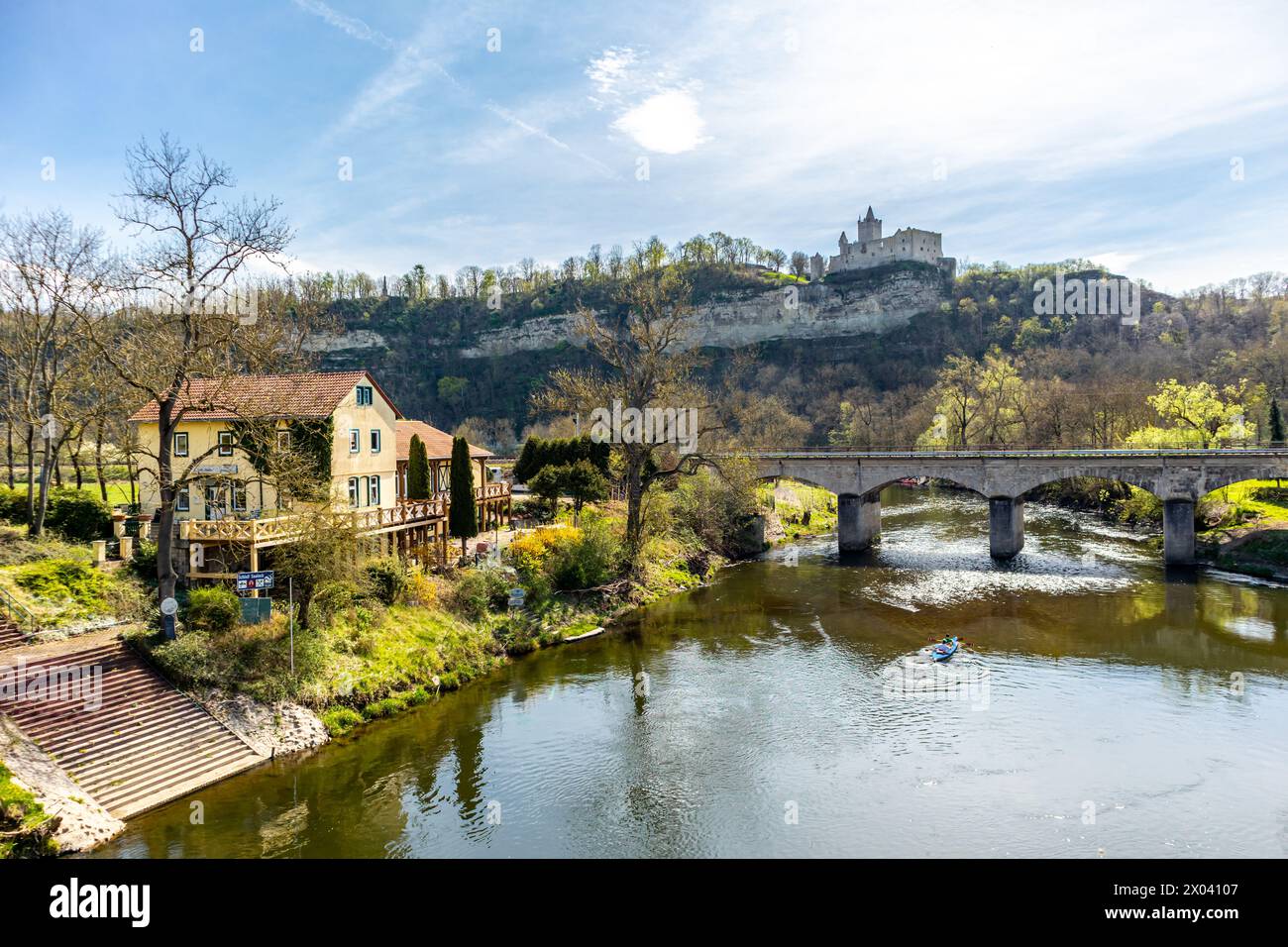 Un tour in bicicletta primaverile all'inizio di aprile sotto il sole glorioso lungo le piste ciclabili di Saale e ILM Valley da Naumburg/Saale a poco prima di Gotha - gio Foto Stock