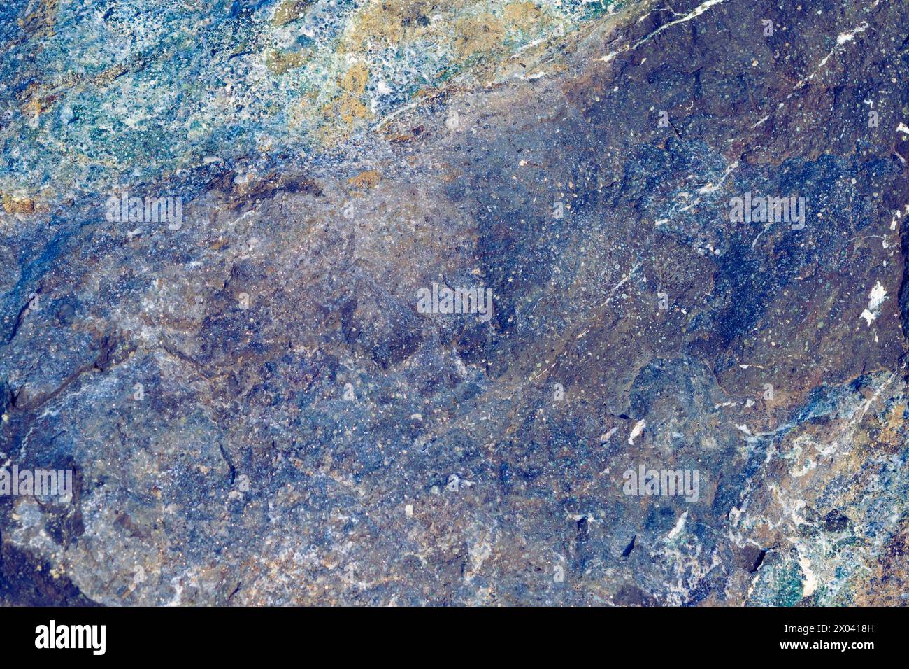 Superficie in pietra lucida e strutturata, primo piano. Sfondi e texture. La roccia sembra nello spazio. Foto Stock