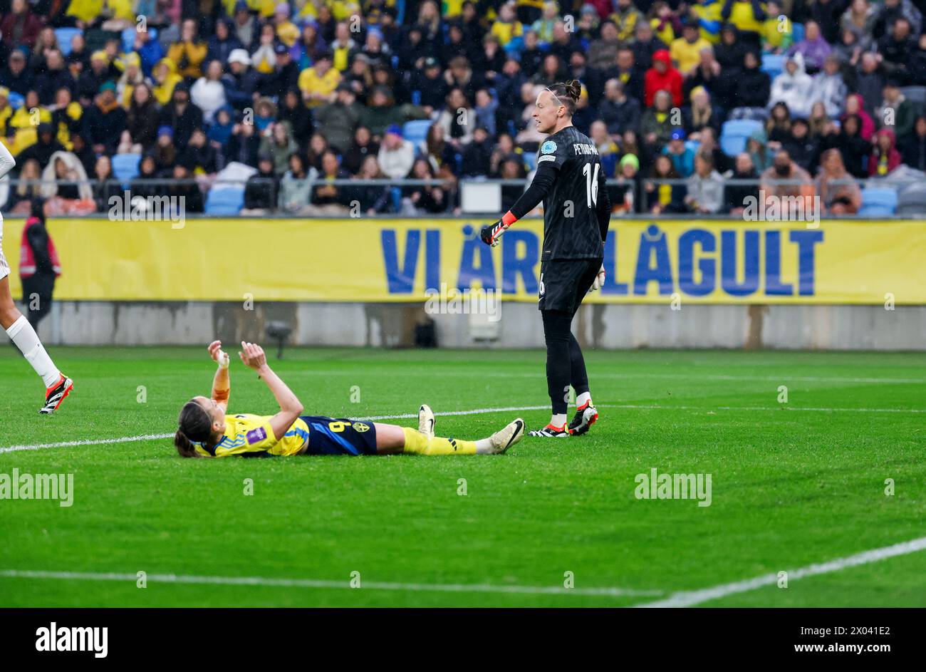 GOTHENBURG, SVEZIA 20240409La svedese nona Kosovare Asllani e la francese n.16 Pauline Peyraud-Magnin durante le qualificazioni europee UEFA femminili Foto Stock
