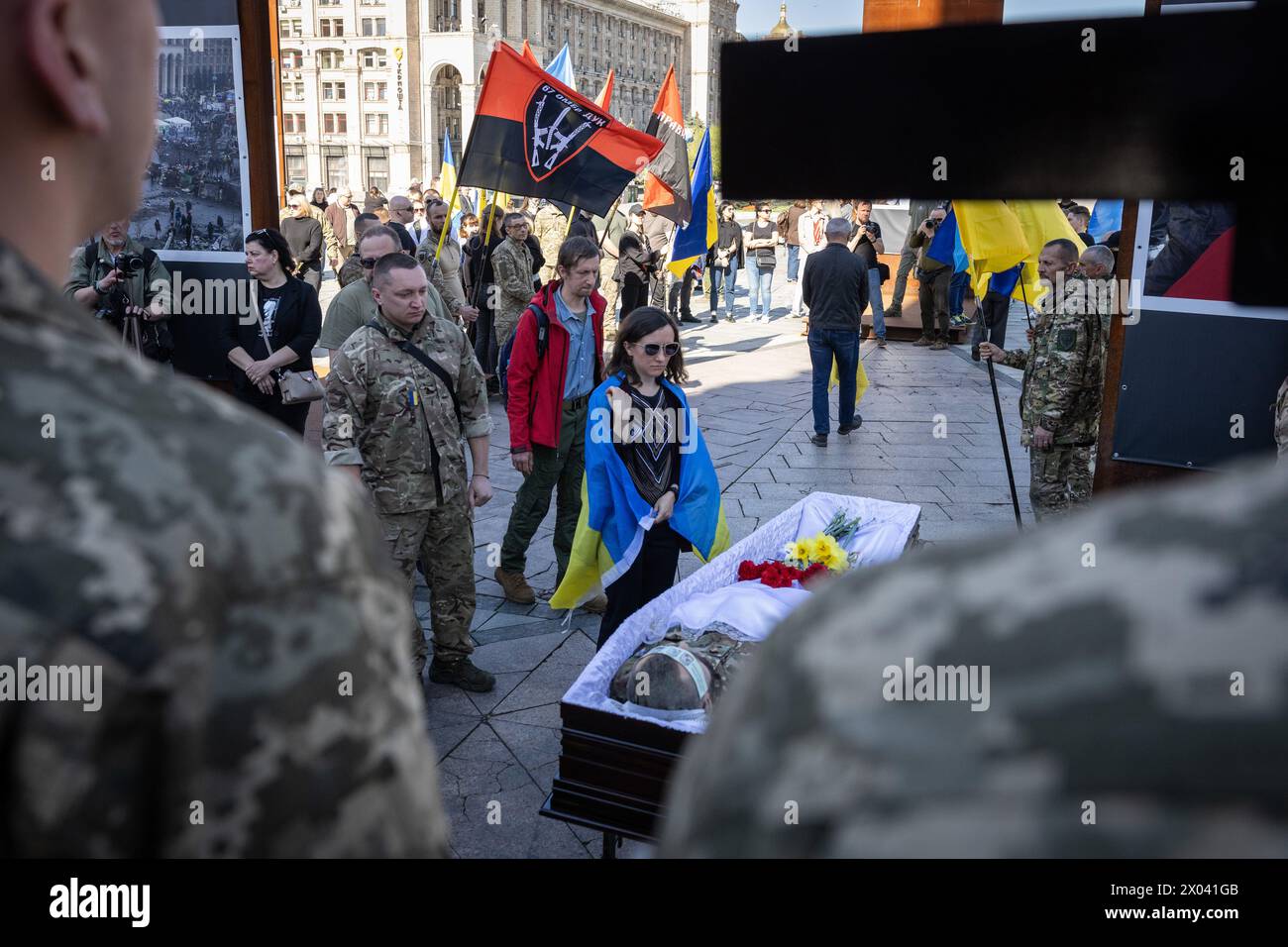 Kiev, Ucraina. 09 aprile 2024. Parenti e compagni di soldati ucraini Serhii Konoval e Taras Petryshyn piangono vicino alla bara durante una cerimonia funebre in Piazza indipendenza a Kiev. Serhii Konoval, nominativo "Nord" e Taras Petryshyn, nominativo "Chimera", ex attivisti delle proteste anti-governative del 2014 in Ucraina, stavano prestando servizio nella 67a brigata meccanizzata separata delle forze terrestri ucraine quando furono uccisi in azione a Chasiv Yar, regione di Donetsk. (Foto di Oleksii Chumachenko/SOPA Images/Sipa USA) credito: SIPA USA/Alamy Live News Foto Stock