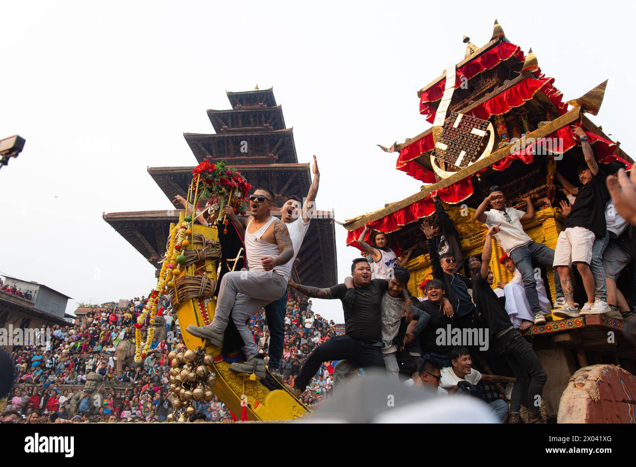 Bhaktapur, Nepal, 09/04/2024, i nepalesi stanno tirando il carro della Deity Bhairab durante le celebrazioni del tradizionale festival Biska a Bhaktapur, Nepal. Durante la festa, i devoti provenienti dalle parti orientali e occidentali della città si stanno sfidando in un tiro alla fune tirando i carri per commemorare l'inizio del nuovo anno nepalese. (Foto di Amit Machamasi/NurPhoto)0 credito: NurPhoto SRL/Alamy Live News Foto Stock