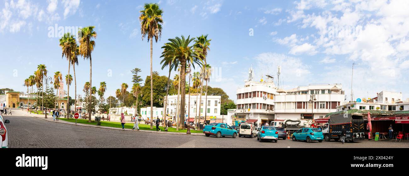 Tangeri, Marocco. 16 ottobre 2022 - Big Souk Square, o Grand Socco, la Moschea Bouabid, la porta Bab al Fahs e alcuni negozi fuori dal mercato centrale Foto Stock