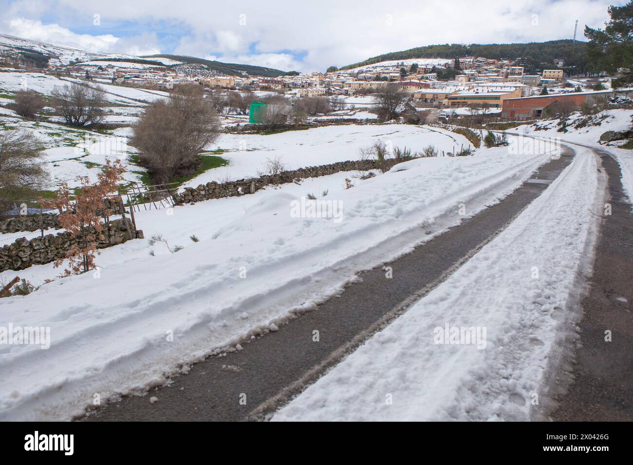 Strada di accesso coperta di neve per un villaggio di montagna. Sierra de Grados, Avila, Spagna Foto Stock