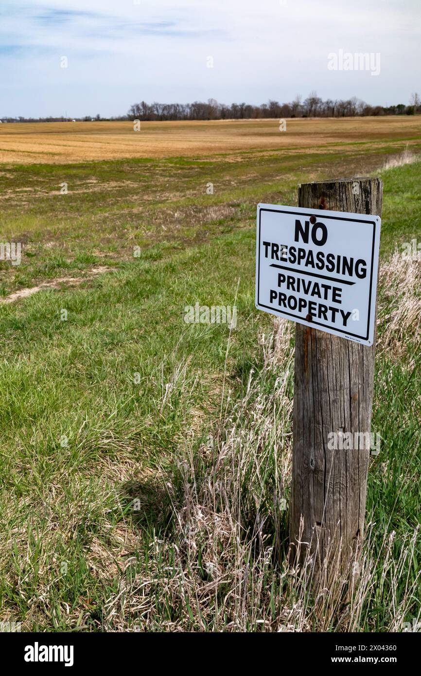 Van Wert, Ohio - Un cartello "No Trespassing" protegge un campo agricolo nella zona rurale dell'Ohio nordoccidentale. Foto Stock