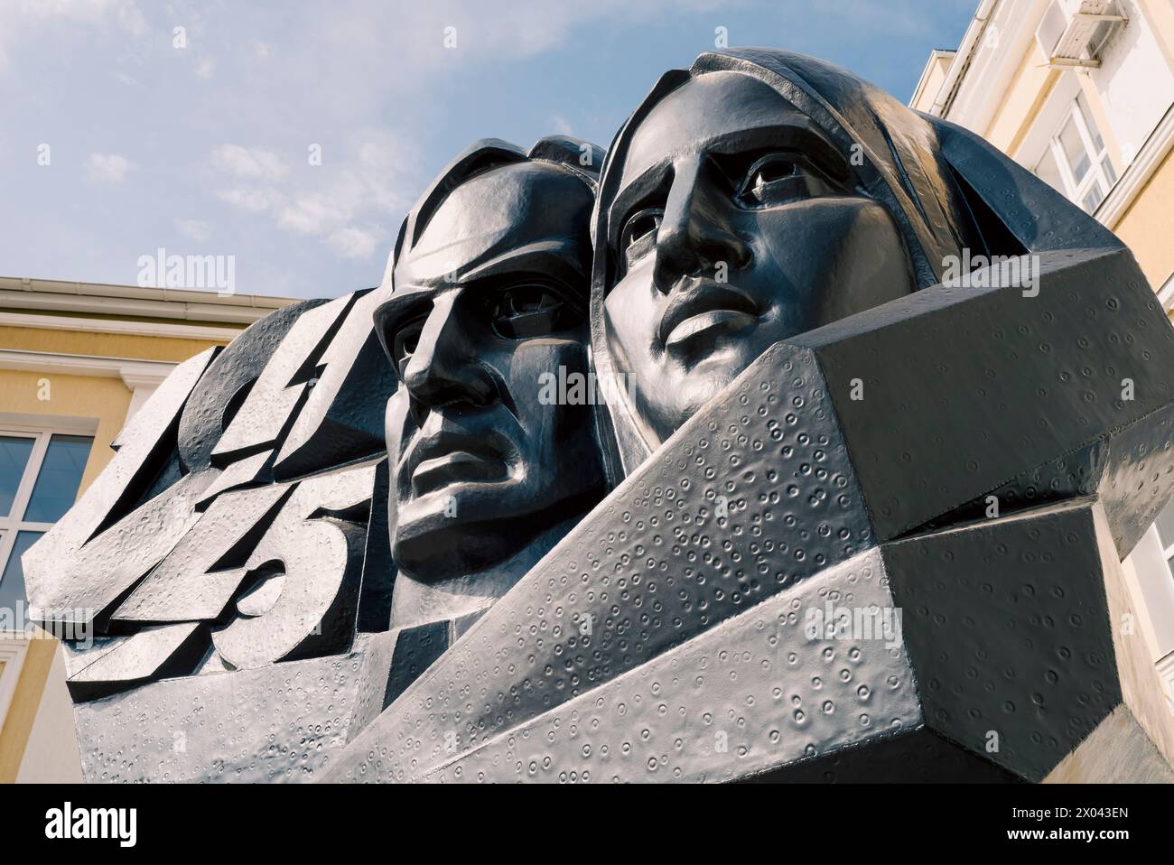 La scultura, scritta da R.E Derbentsev , è stata creata in memoria di coloro che hanno dato la vita per il loro paese durante la grande Guerra Patriottica. Foto Stock La scultura, scritta da R.E Derbentsev , è stata creata in memoria di coloro che hanno dato la vita per il loro paese durante la grande Guerra Patriottica. Foto Stock