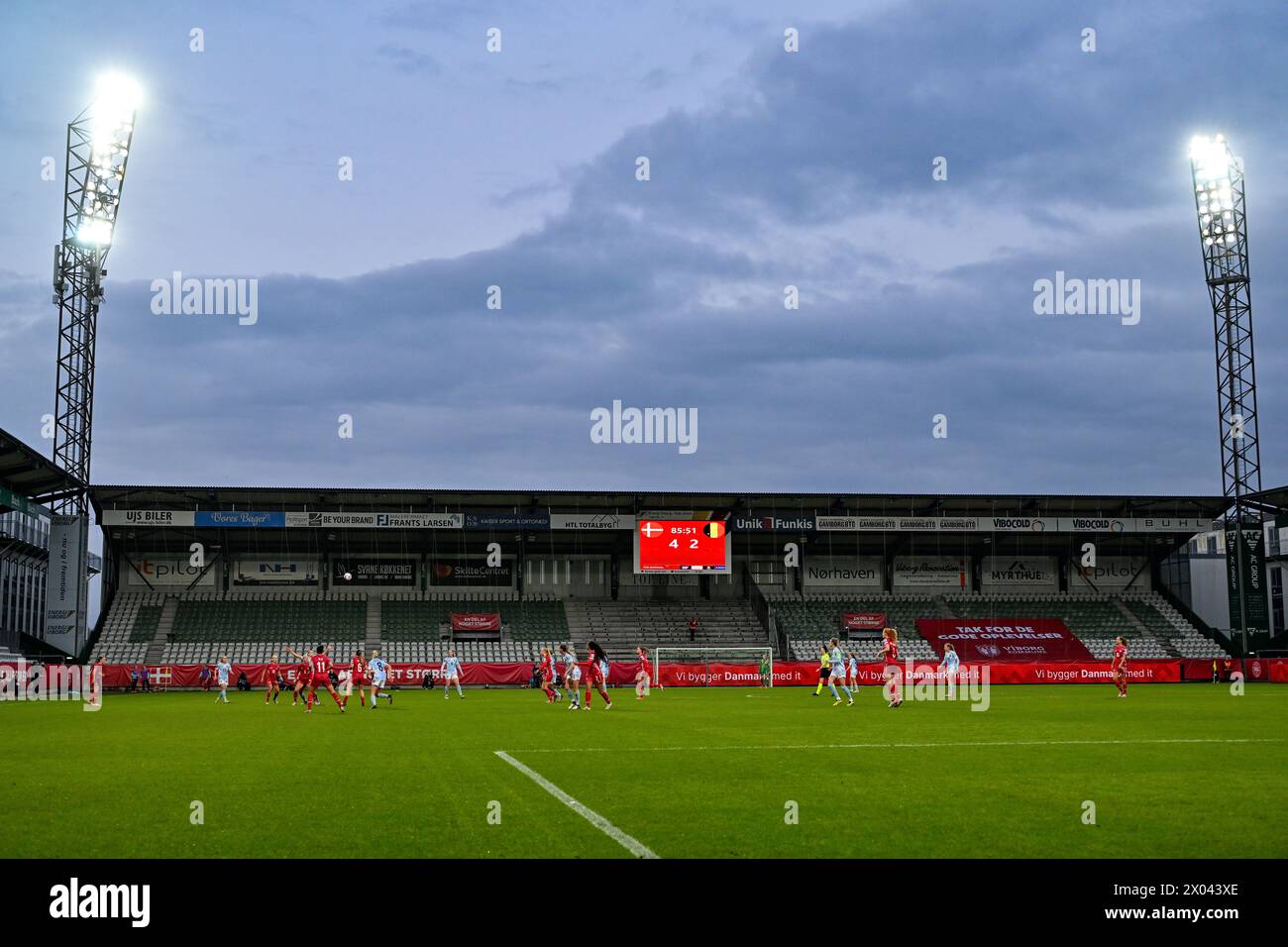 Viborg, Danimarca. 09 aprile 2024. Immagine che mostra il punteggio di 4-2 sul tabellone principale durante una partita di calcio tra le squadre nazionali femminili di Danimarca e Belgio, chiamata le fiamme rosse nella seconda partita del gruppo A2 nella fase di campionato del campionato europeo di qualificazione femminile 2023-24, martedì 9 aprile 2024 a Viborg, Danimarca . Crediti: Sportpix/Alamy Live News Foto Stock