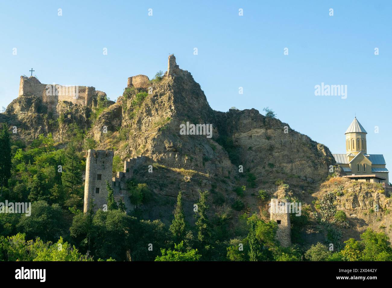 Vista di Narikala. Antica fortezza. Tbilisi, Georgia. Attrazioni turistiche e monumenti. Foto Stock