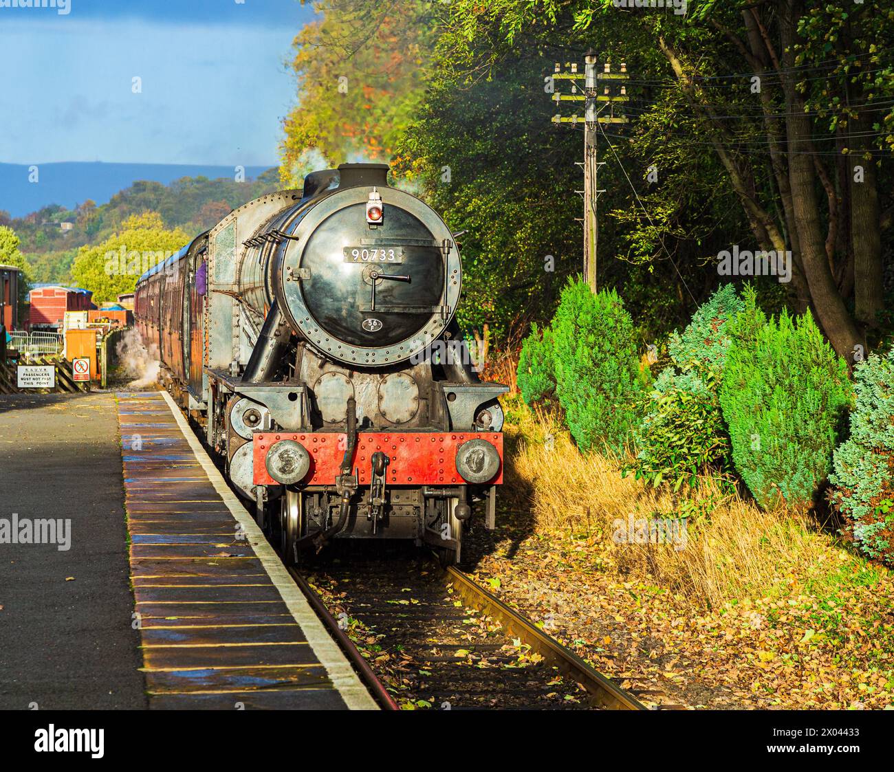 Treno passeggeri trainato da locomotiva a vapore sulla Keighley and Worth Valley Railway, Yorkshire, Inghilterra. Foto Stock