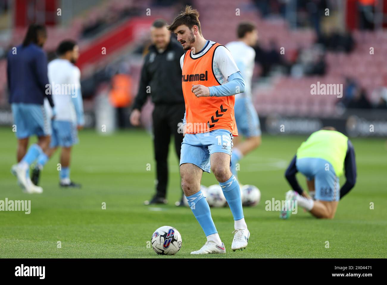 Il Liam Kitching di Coventry City si scalda davanti alla partita del campionato Sky Bet al St Mary's Stadium di Southampton. Data foto: Martedì 9 aprile 2024. Foto Stock