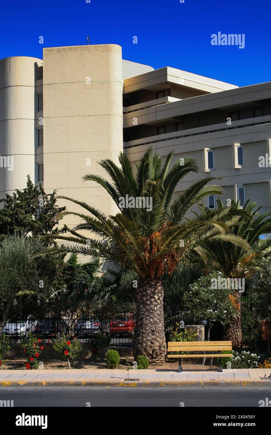 Architettura moderna in Grecia e vegetazione stradale nel centro della città Foto Stock