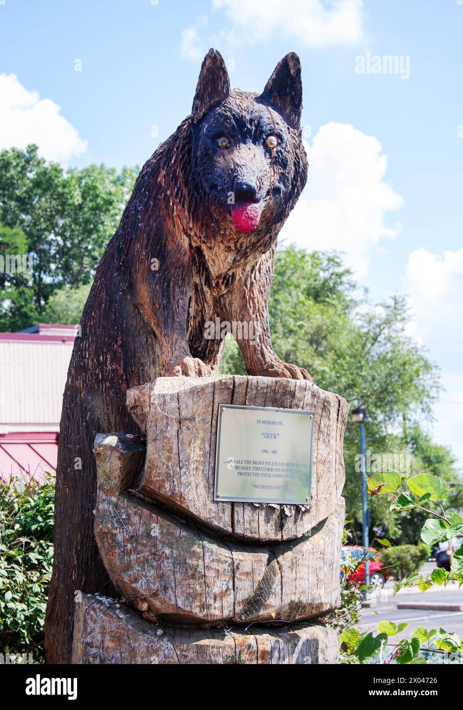 Statua in legno e tomba della polizia K9 Zeek a Westland, Michigan Foto Stock