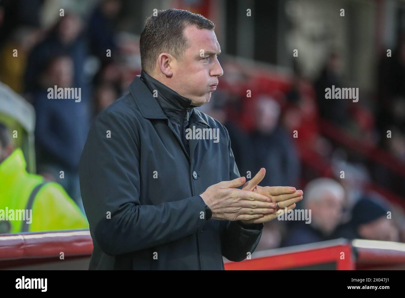 Neill Collins allenatore di Barnsley durante la partita di Sky Bet League 1 Stevenage vs Barnsley al Lamex Stadium, Stevenage, Regno Unito, 9 aprile 2024 (foto di Alfie Cosgrove/News Images) Foto Stock