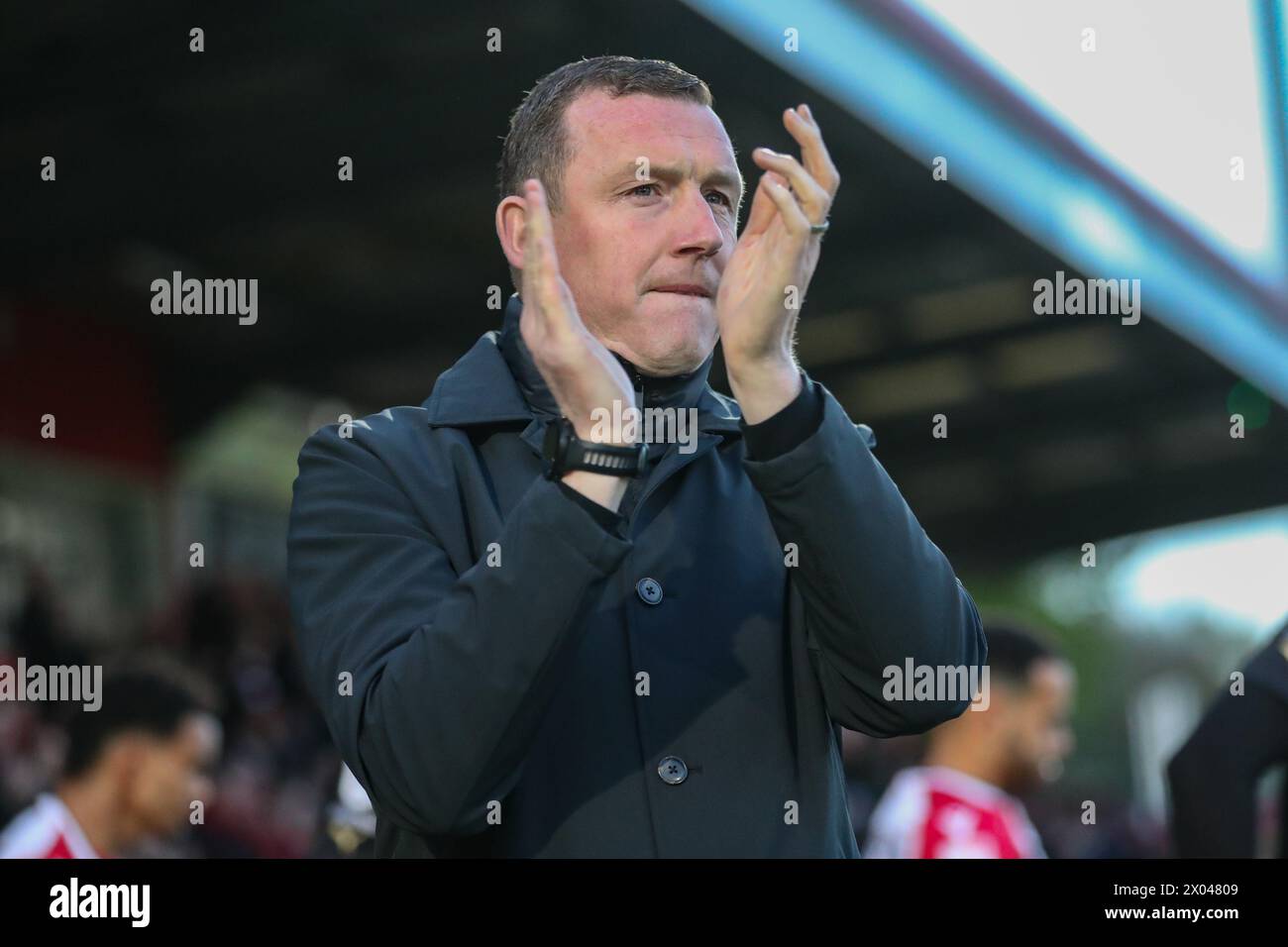 Stevenage, Regno Unito. 09 aprile 2024. Neill Collins allenatore di Barnsley applaude i tifosi durante la partita di Sky Bet League 1 Stevenage vs Barnsley al Lamex Stadium, Stevenage, Regno Unito, 9 aprile 2024 (foto di Alfie Cosgrove/News Images) a Stevenage, Regno Unito, il 4/9/2024. (Foto di Alfie Cosgrove/News Images/Sipa USA) credito: SIPA USA/Alamy Live News Foto Stock