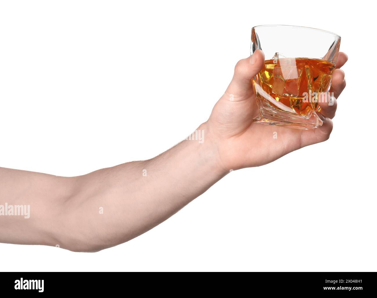 Uomo che regge un bicchiere di whisky con cubetti di ghiaccio su sfondo bianco, primo piano Foto Stock