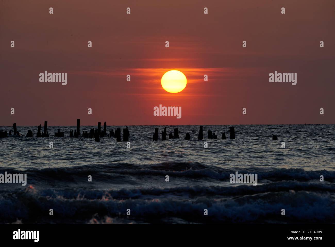 molo di Heringsdorf sull'isola tedesca di Usedom alla luce dell'alba Foto Stock