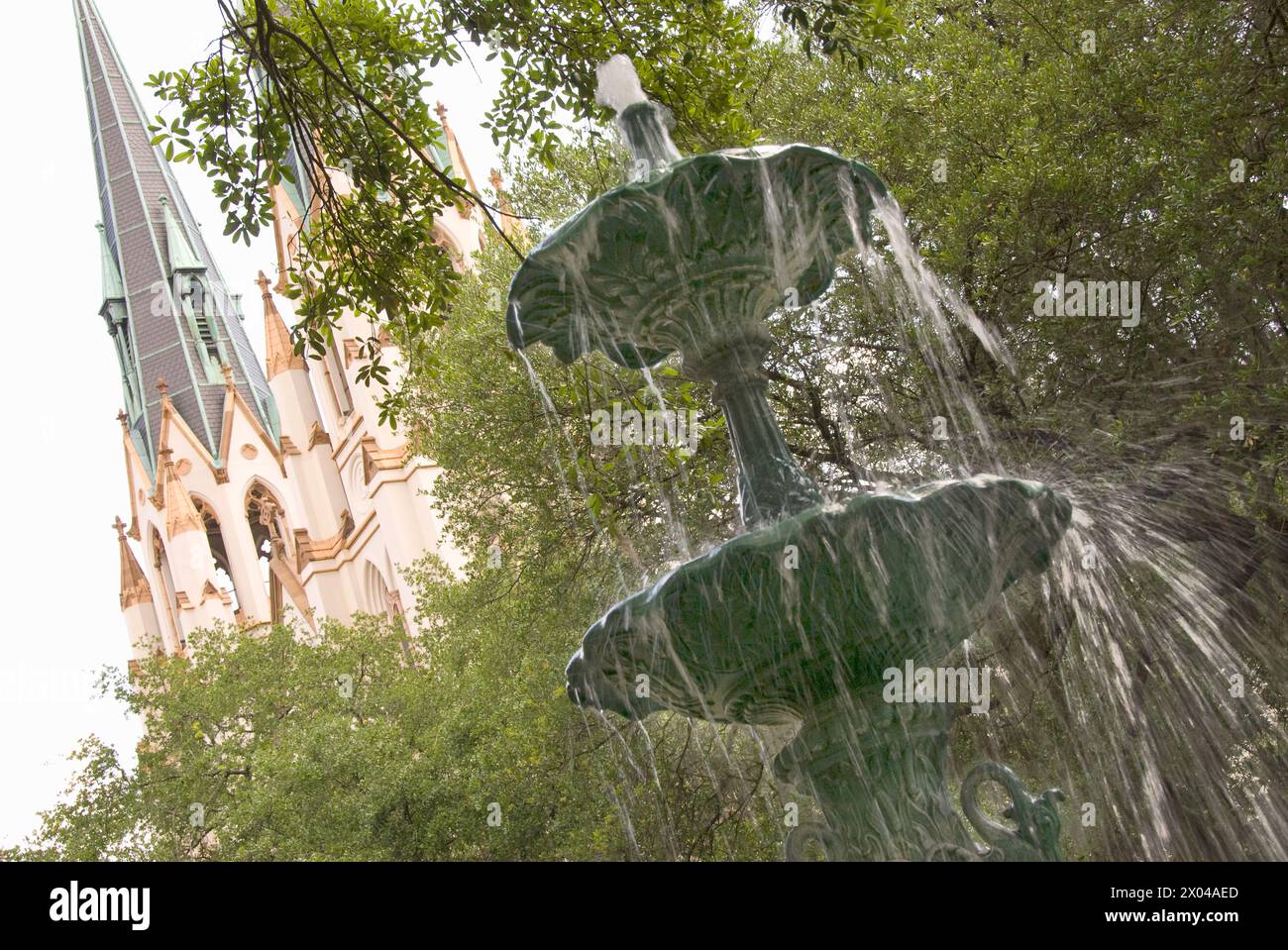 Fontana di Semiquincentenario in Lafayette Square, Cattedrale di San Giovanni Battista, Savannah Georgia Foto Stock