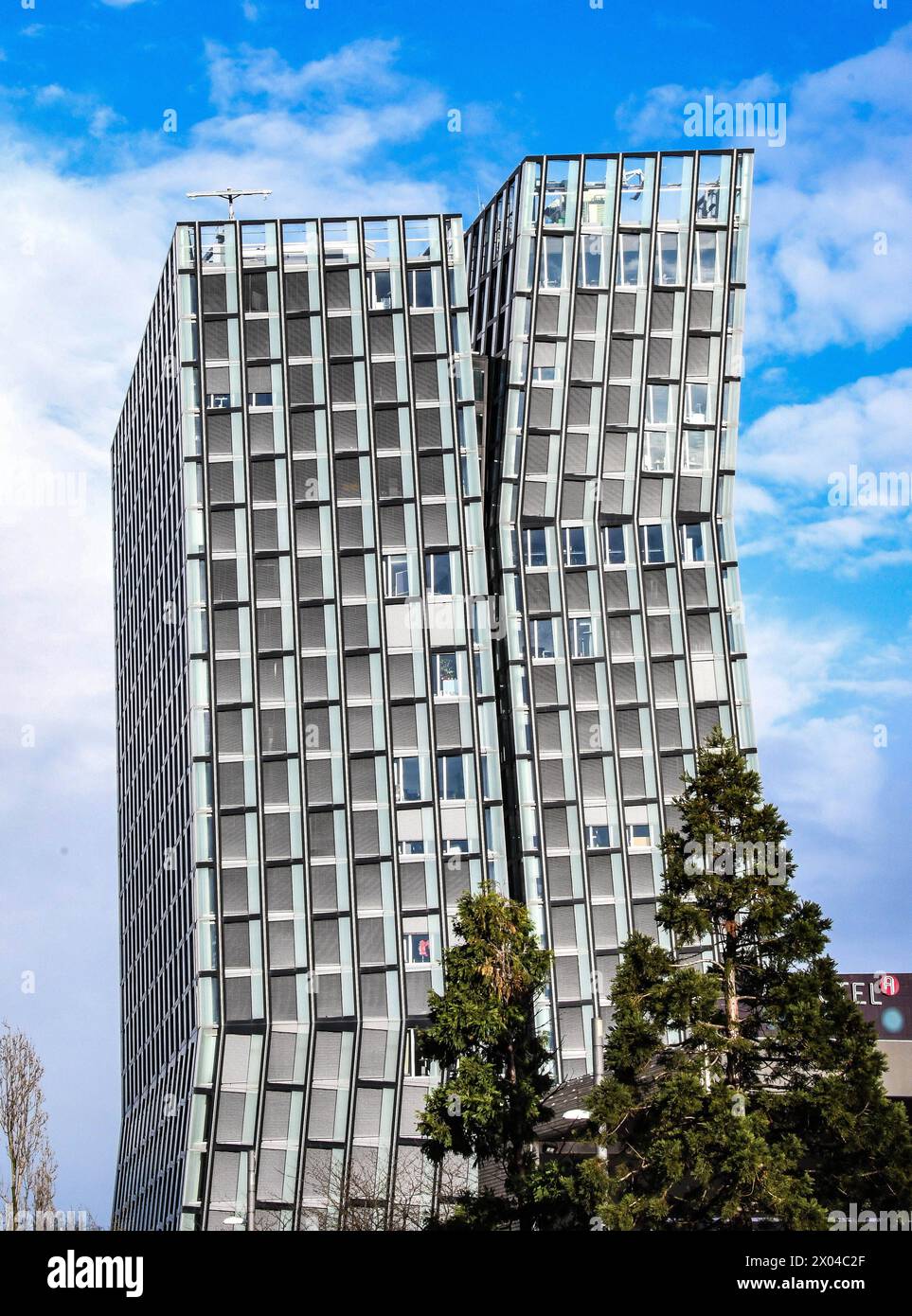 Tanzende Tuerme ad Amburgo am Eingang zum Stadtteil St. Pauli. Merkmal der 85 und 75 Meter hohen Tuerme ist die geknickte Fassadenkonstruktion aus Glas und Stahl. Der Entwurf stammt von Architekt Hadi Teherani .foto: Rothermel *** Torri danzanti ad Amburgo all'ingresso del quartiere St Pauli la caratteristica delle torri alte 85 e 75 metri è la costruzione della facciata con fibbia in vetro e acciaio il design è dell'architetto Hadi Teherani Photo Rothermel Foto Stock