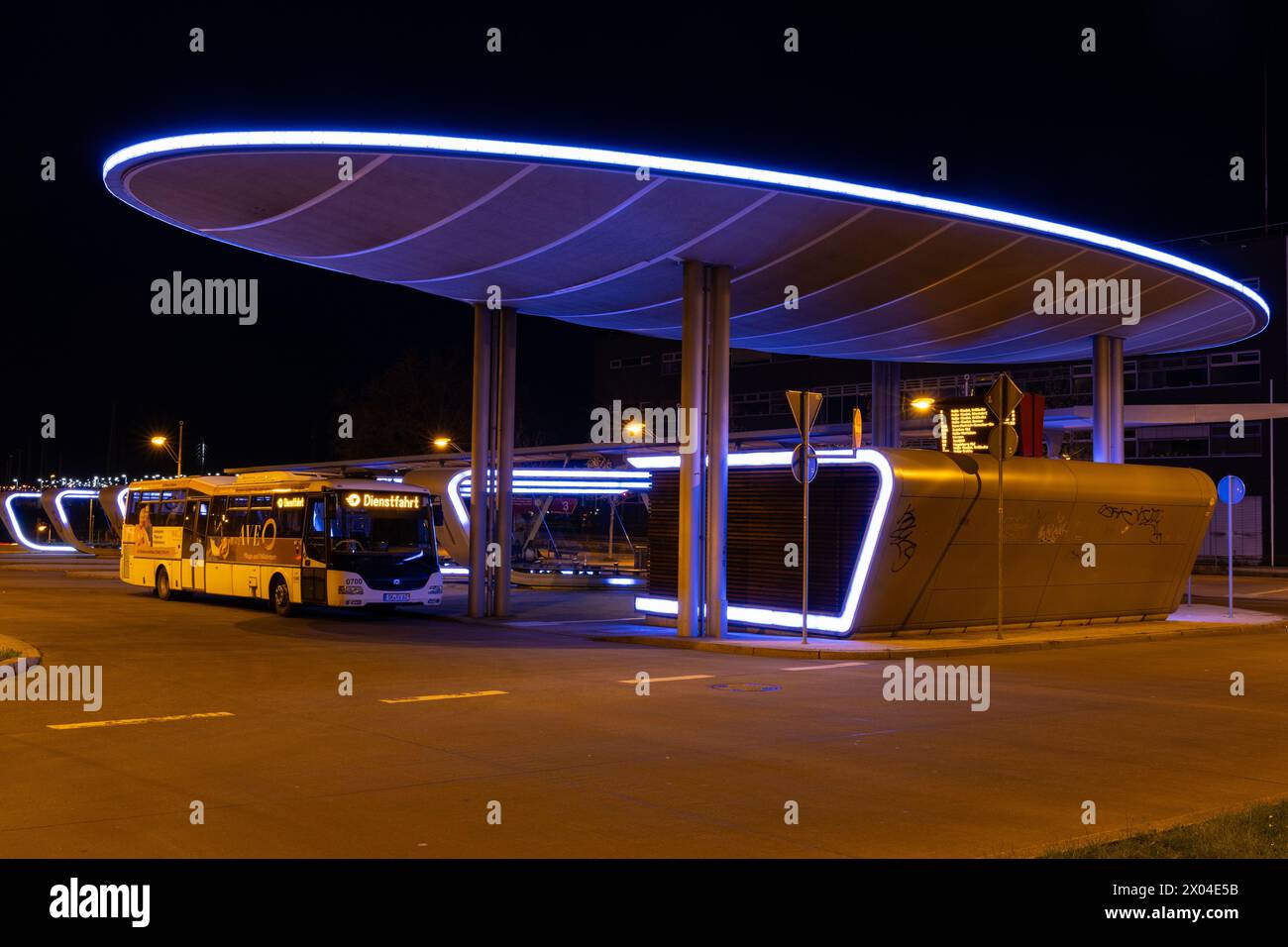 Moderna stazione centrale degli autobus illuminata di notte a Halle Foto Stock