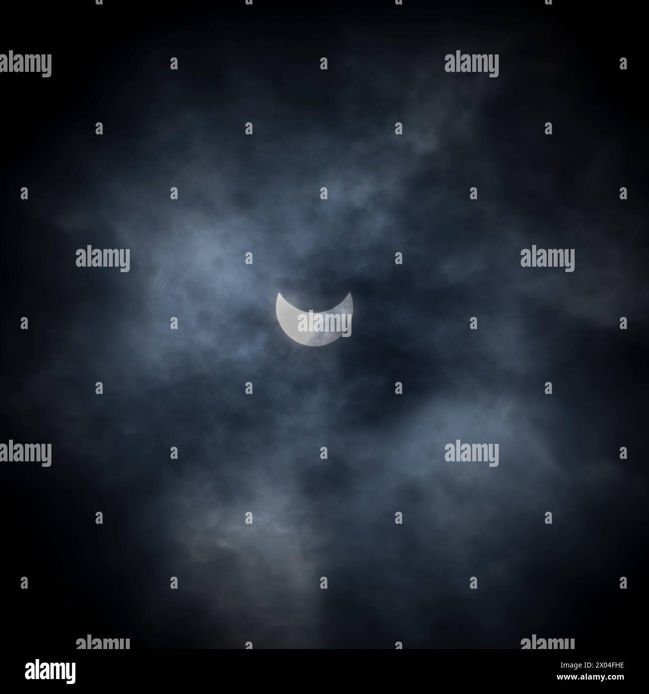 Solar Eclipse with Clouds, Lancaster, Pennsylvania USA Foto Stock