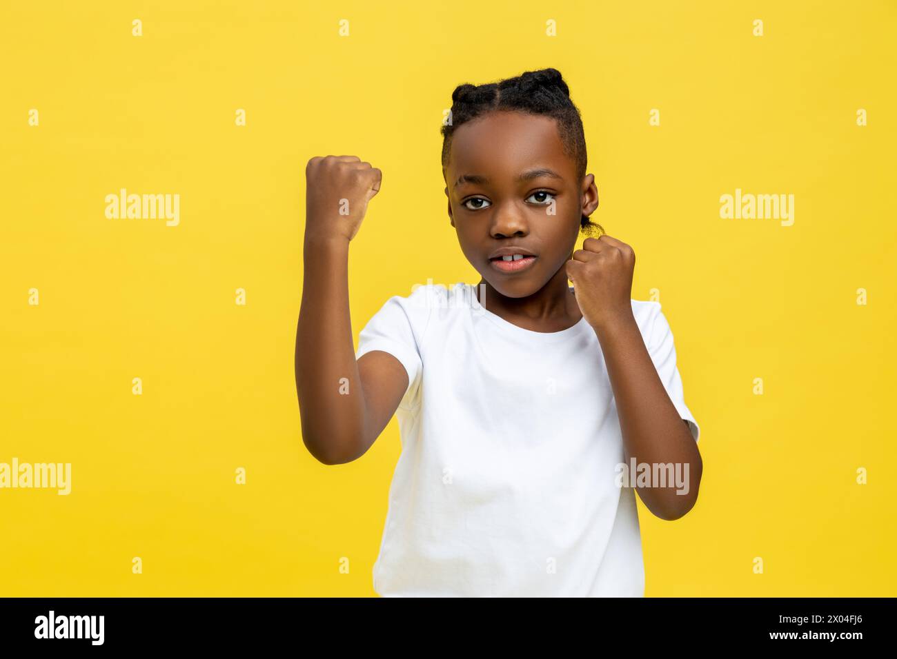 Pericoloso bambino dalla pelle scura che pugilava con la mano Foto Stock