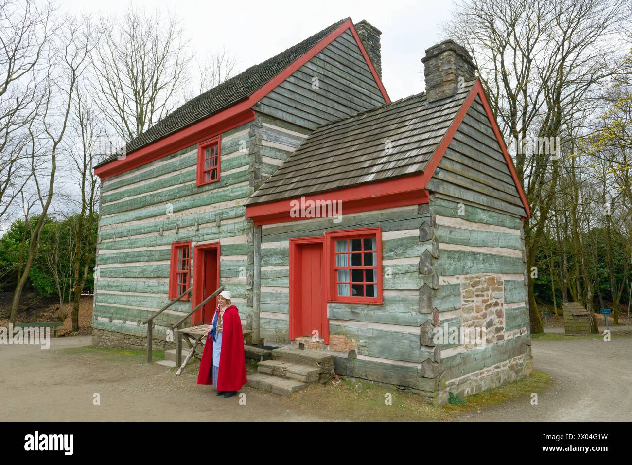 Ricostruzione di una Pennsylvania Log Farmhouse nell'Ulster American Folk Park, Omagh, Irlanda del Nord Foto Stock