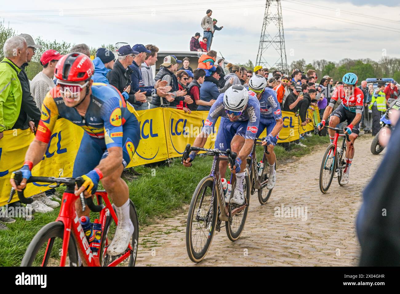 EDWARD PLANCKAERT , TIMO KIELICH al Pave de la Croix Blanche et du Blocus a Mons-en-Pevele, nella foto di lunedì 7 aprile 2024 a Mons-en-Pevele, a 260 km da Compiegne a Roubaix, Francia. FOTO SPORTPIX | Stijn Audooren Foto Stock