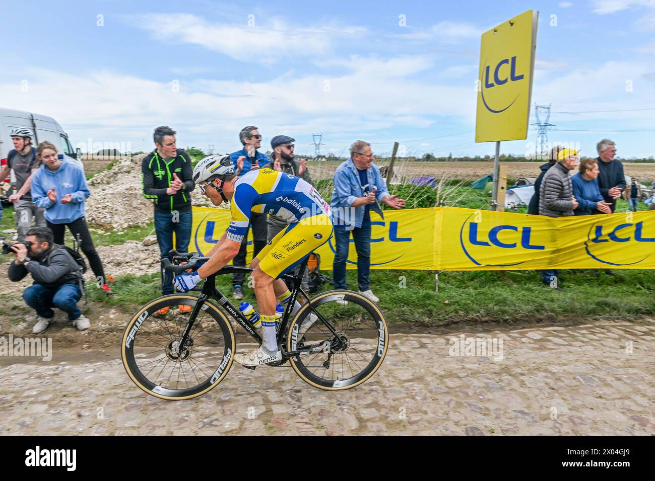 WARD VANHOOF a Pave de la Croix Blanche et du Blocus a Mons-en-Pevele, nella foto durante la gara d'élite maschile della manifestazione ciclistica "Paris-Roubaix", a 260 km da Compiegne a Roubaix, Francia, lunedì 7 aprile 2024 a Mons-en-Pevele, Francia. FOTO SPORTPIX | Stijn Audooren Foto Stock