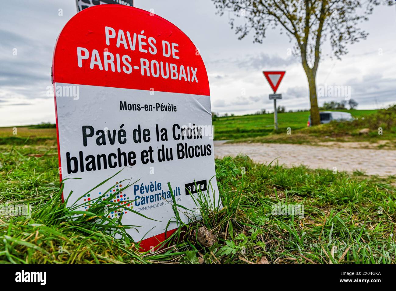 Mons EN Pevele, Francia. 7 aprile 2024. Pave de la Croix Blanche et du Blocus a Mons-en-Pevele, nella foto durante la gara d'élite maschile della manifestazione ciclistica Paris-Roubaix, a 260 km da Compiegne a Roubaix, Francia, lunedì 7 aprile 2024 a Mons-en-Pevele, Francia. Crediti: Sportpix/Alamy Live News Foto Stock