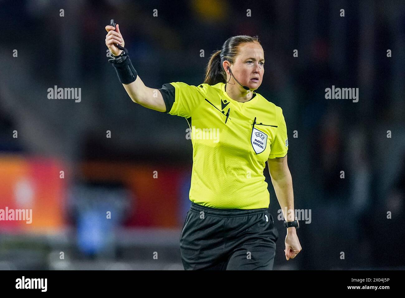 BREDA, PAESI BASSI - 9 APRILE: L'arbitro Cheryl Foster reagisce durante il girone europeo di UEFA 2025 Una partita di qualificazione del giorno 2 tra Paesi Bassi e Norvegia al Rat Verlegh Stadion il 9 aprile 2024 a Breda, Paesi Bassi. (Foto di Joris Verwijst/Orange Pictures) Foto Stock