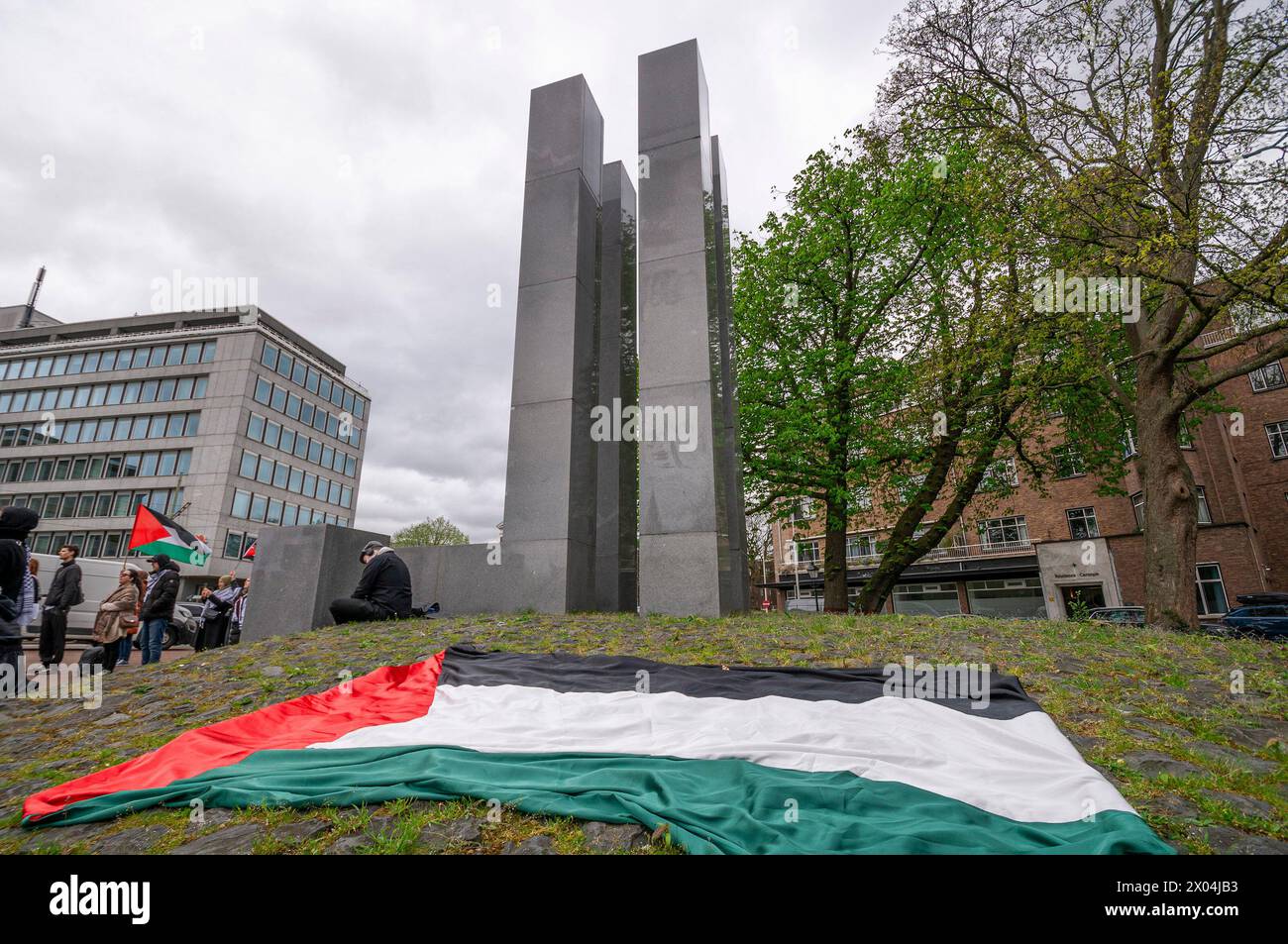 Una grande bandiera palestinese vista sul terreno del Memoriale dell'Olocausto durante il secondo giorno dell'udienza della Corte internazionale di giustizia (ICJ). Un gruppo di sostenitori palestinesi e nicaraguensi, riuniti questa mattina dal Memoriale dell'Olocausto di fronte alla Corte internazionale di giustizia (ICJ) all'Aia, nel secondo di un'udienza di due giorni. Il caso è stato portato dal Nicaragua contro la Germania. La Germania ha affermato che la sicurezza di Israele è al centro della sua politica estera, in quanto difende un caso di genocidio intentato contro di essa presso il tribunale delle Nazioni Unite. Il Nicaragua ha accusato la Germania di aver violato il conventio sul genocidio delle Nazioni Unite Foto Stock