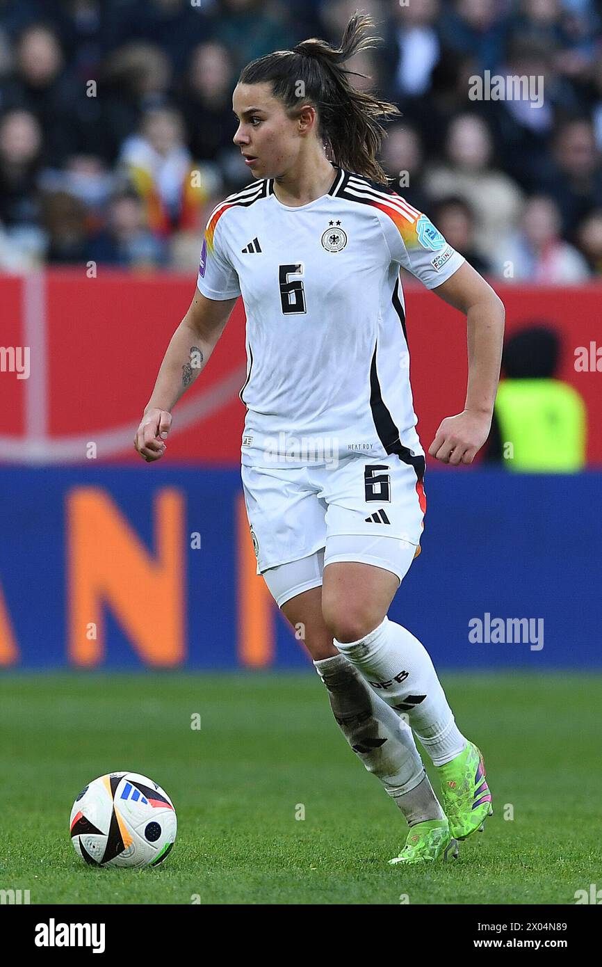 Fussball Frauen Laenderspiel Deutschland - Island AM 09.04.2024 auf dem Tivoli ad Aquisgrana Lena Sophie Oberdorf ( Deutschland ) le normative DFB vietano qualsiasi uso di fotografie come sequenze di immagini e/o quasi-video. Foto: Revierfoto Foto Stock