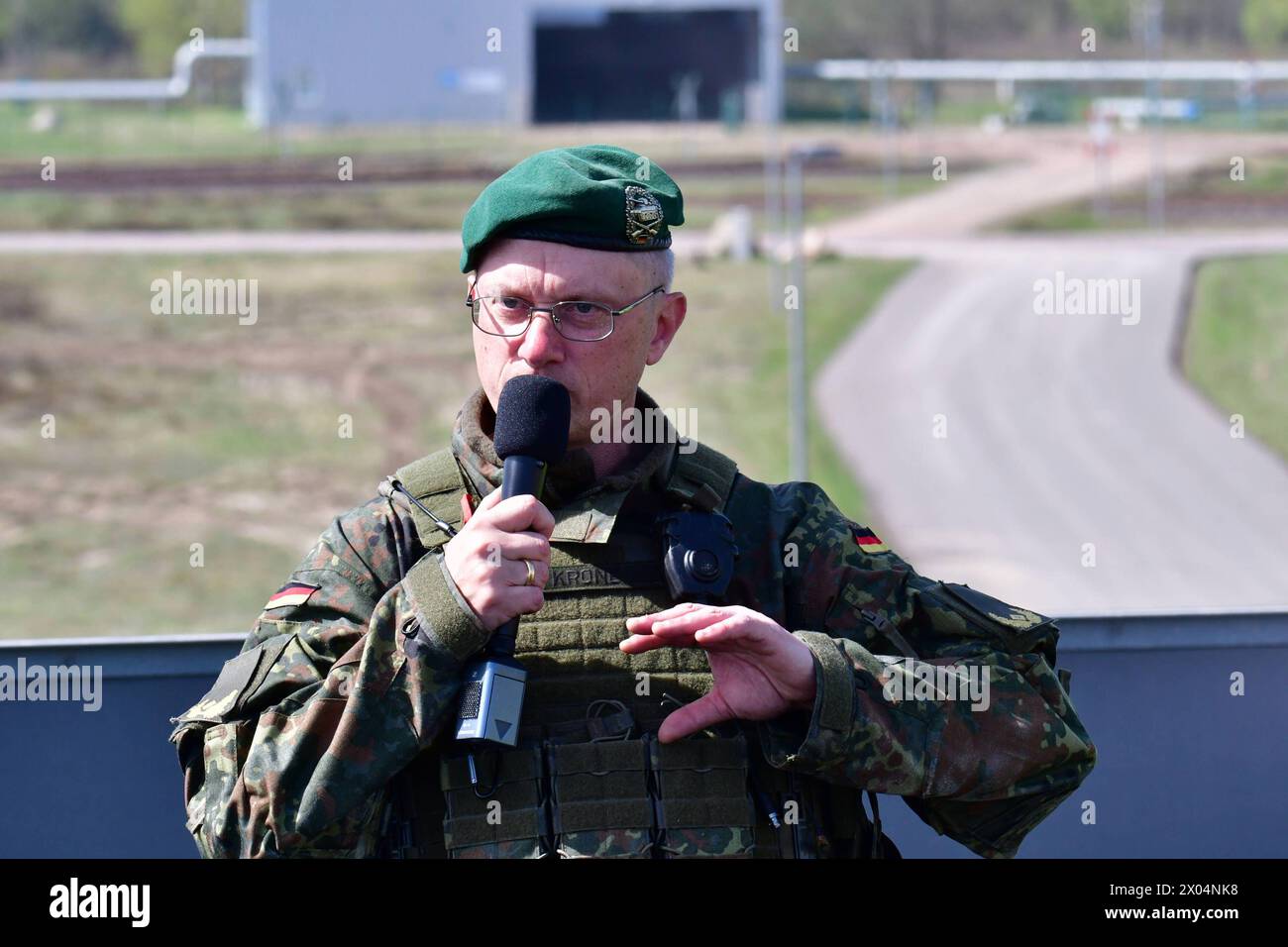 BrigadeGeneral Alexander Krone Kommandeur der Panzergrenadierbrigade 37 Freistaat Sachsen Das Bild zeigt BrigadeGeneral Alexander Krone, Kommandeur der Panzergrenadierbrigade 37 Freistaat Sachsen , während der Gefechtsübungszentrum Wettiner Schwert im Übung des Heeres in der Letzlinger Heide. Diese Übung gehört zur deutschen Übungsreihe Quadriga, welcher wiederum in die NATO-Übung Steadfast Defender eingebunden ist. Generale Krone ist als neuer Kommandeur der Kommando Spezial Kräfte, kurz KSK im Gespräch. Letzlingen Sachsen-Anhalt Germania *** generale di brigata Alexander Krone comandante di Panze Foto Stock