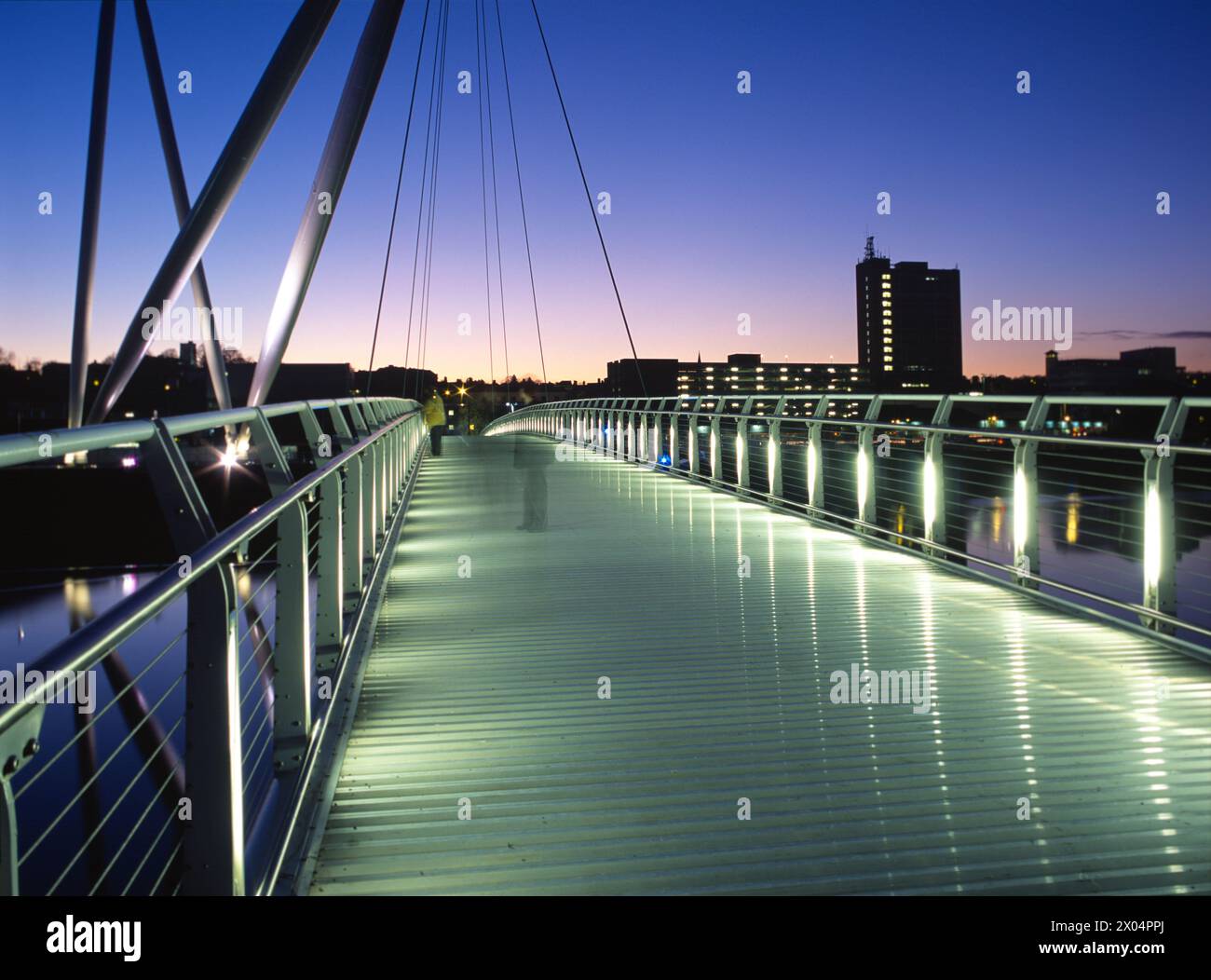 Passerella sul fiume Usk a Newport, Gwent al crepuscolo Foto Stock