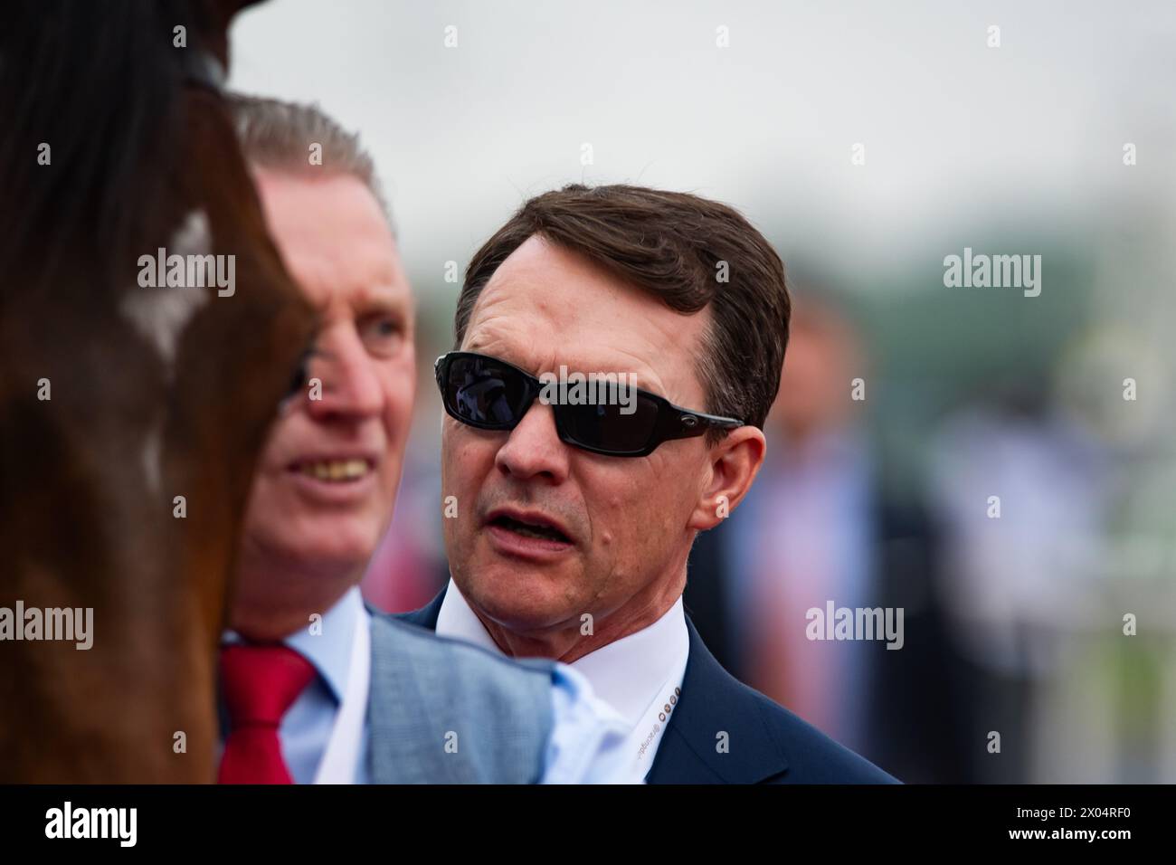 Meydan Racecourse, Emirati Arabi Uniti. Sabato 30 marzo 2024. L'allenatore Aidan o'Brien cammina con la Torre di Londra e il fantino Ryan Moore Foto Stock