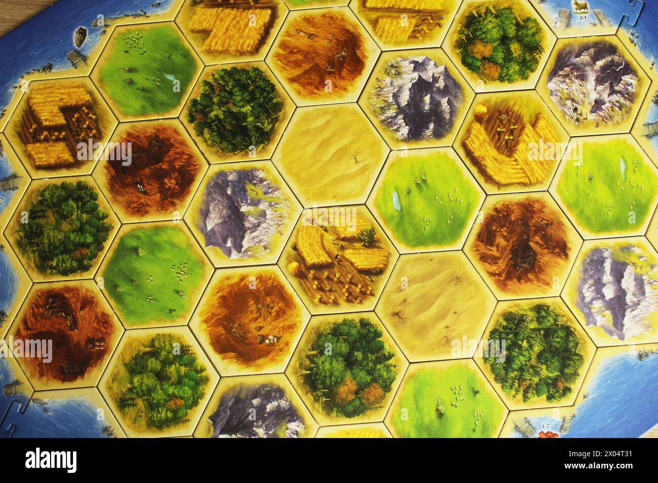 Mozyr, Bielorussia, 01 aprile 2024: Un gioco da tavolo catan con figure gialle e bianche poste in mostra. Tempo in famiglia. Giornata dei giochi da tavolo. Foto Stock