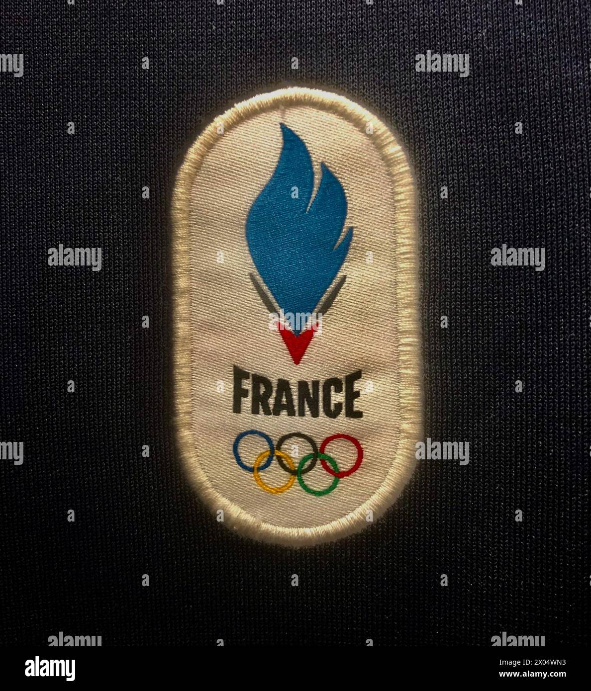Simbolo dei Giochi Olimpici su una tuta da atleta francese Foto Stock